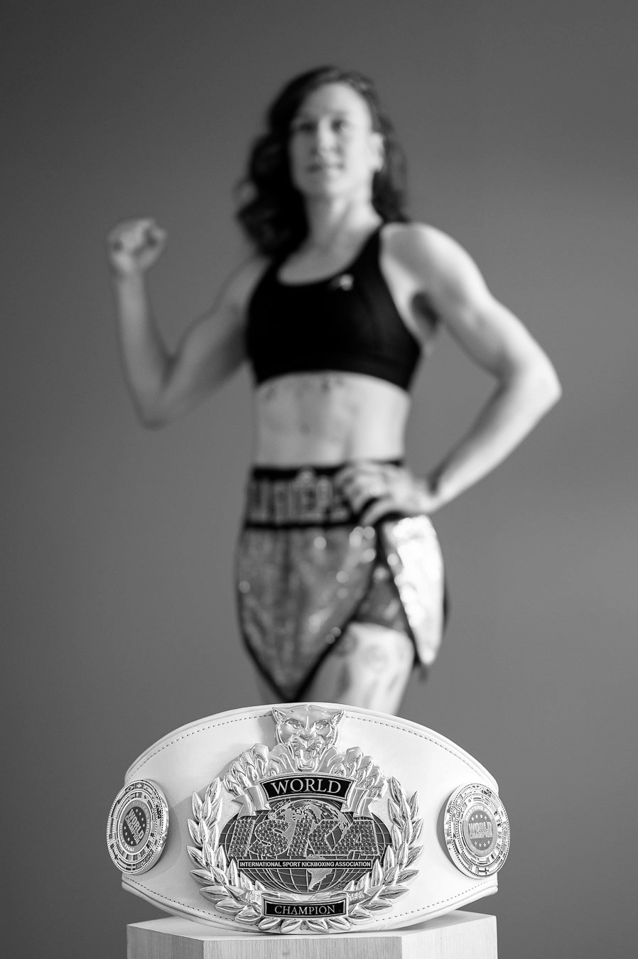 Portrait de Élodie Mabire, conférencière sportive en entreprise, avec sa ceinture de championne du monde de kickboxing.